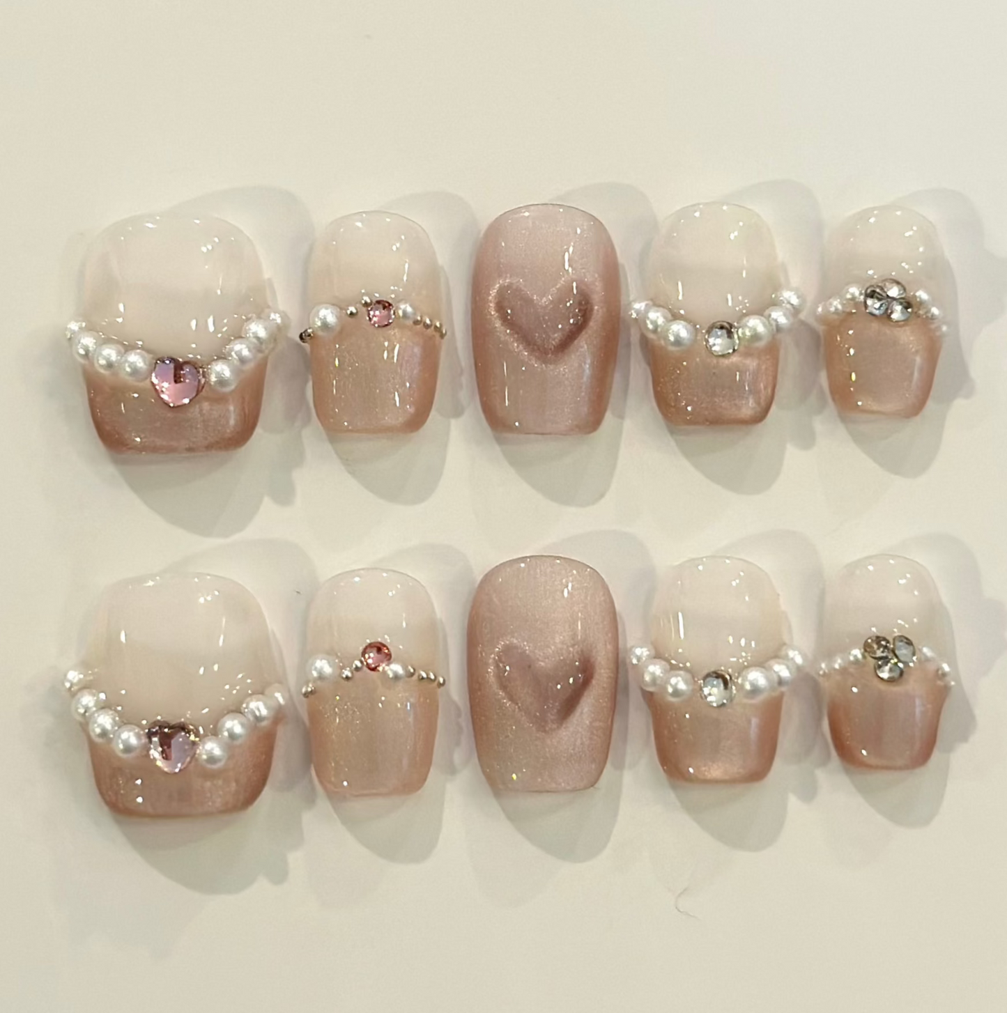 BLUSHING HEART PEARLS | uñas press on hechas a mano