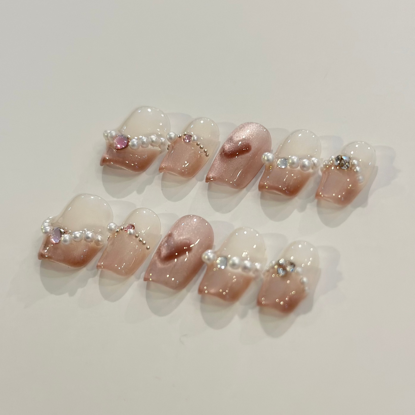 BLUSHING HEART PEARLS | uñas press on hechas a mano