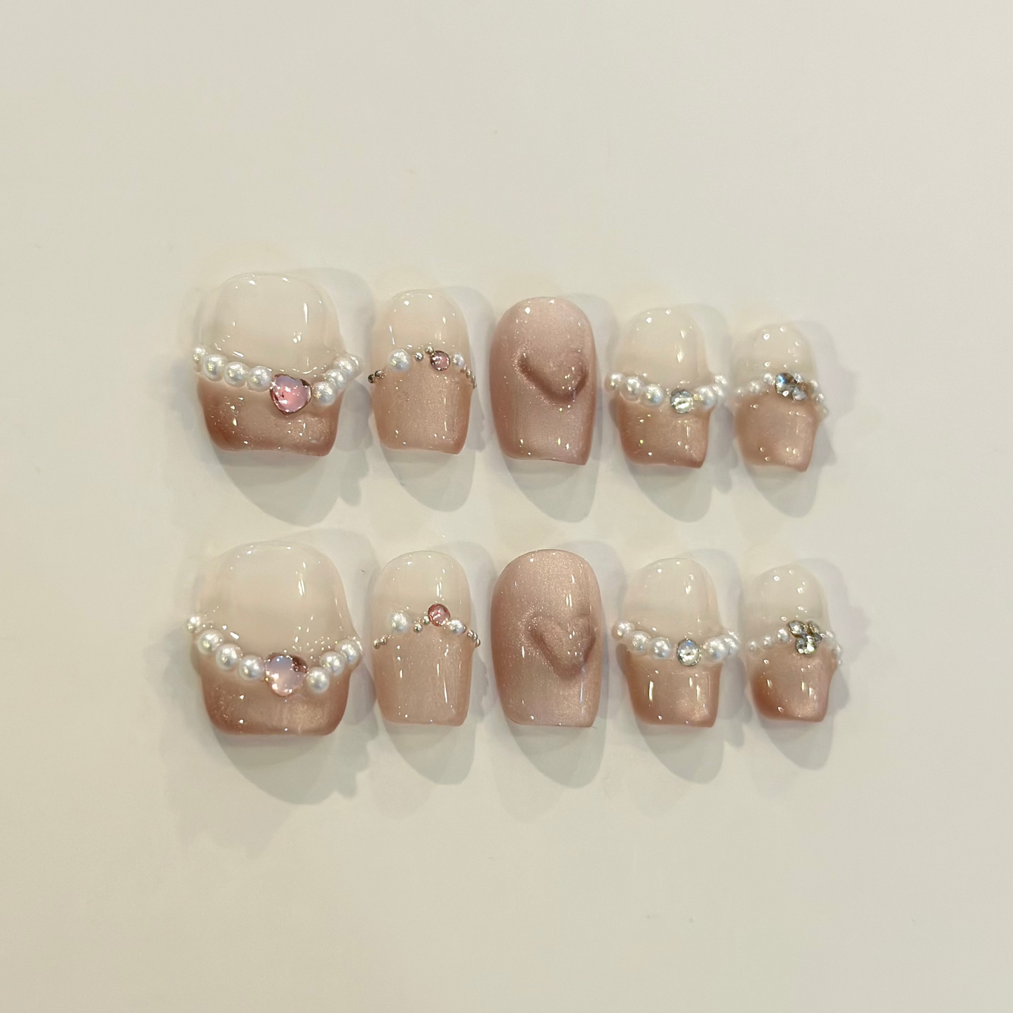 BLUSHING HEART PEARLS | uñas press on hechas a mano