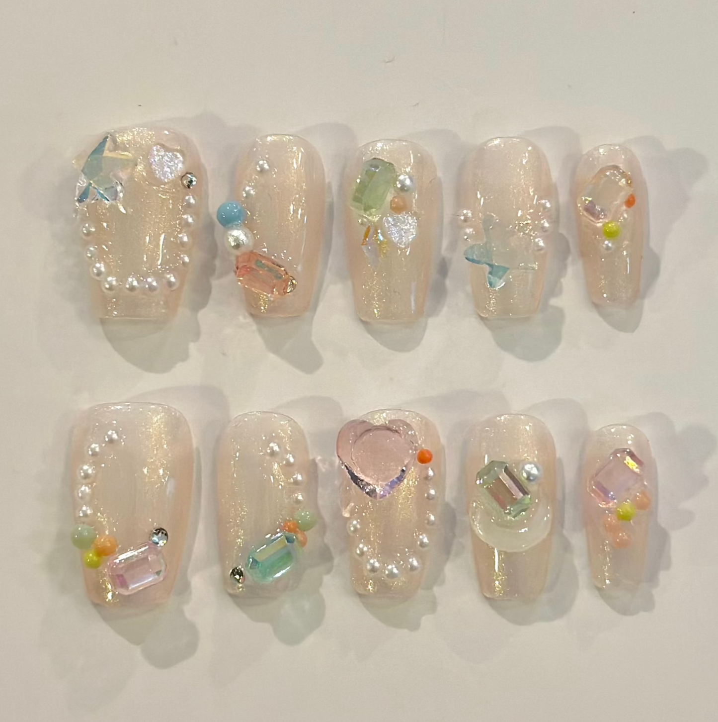 SHIMMERING PASTEL GEMS | uñas press on hechas a mano