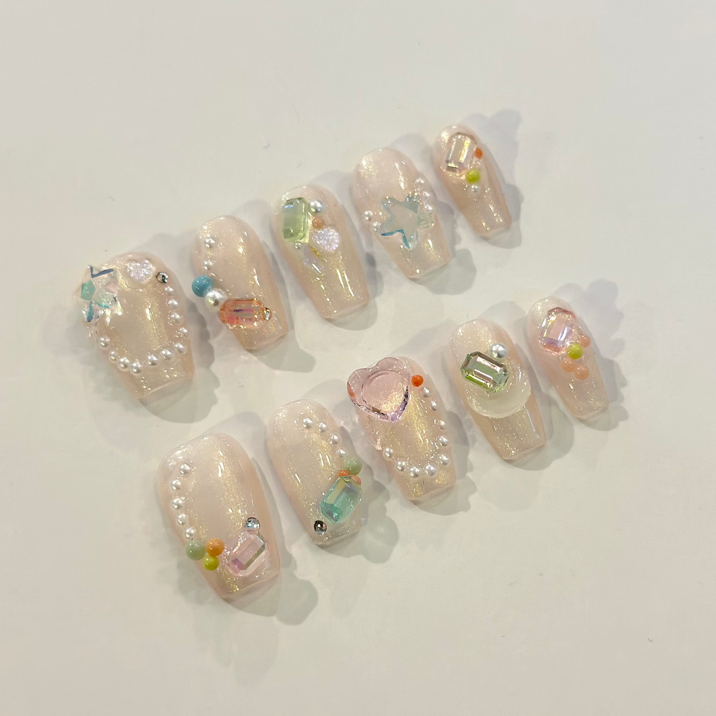 SHIMMERING PASTEL GEMS | uñas press on hechas a mano