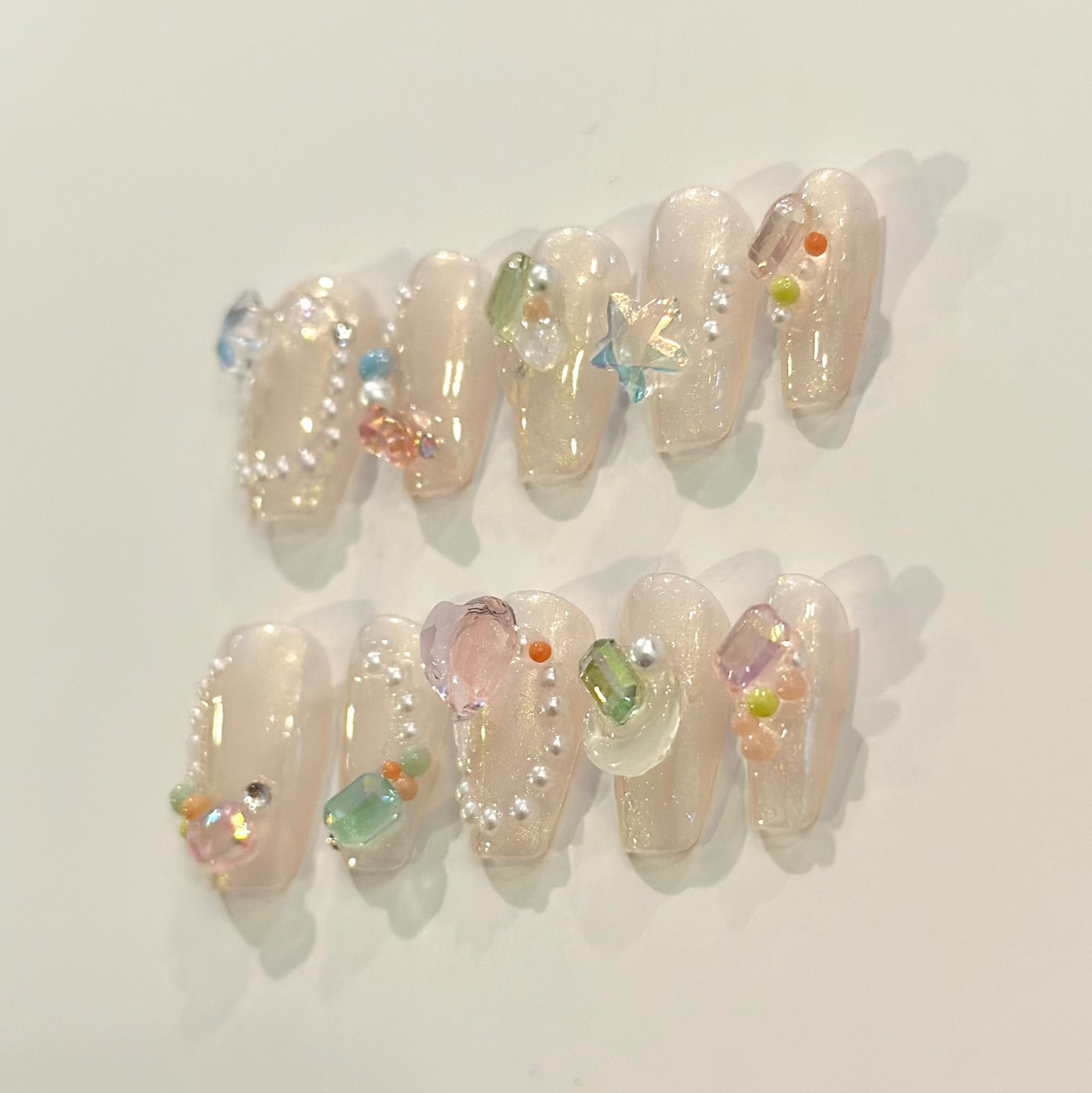 SHIMMERING PASTEL GEMS | uñas press on hechas a mano