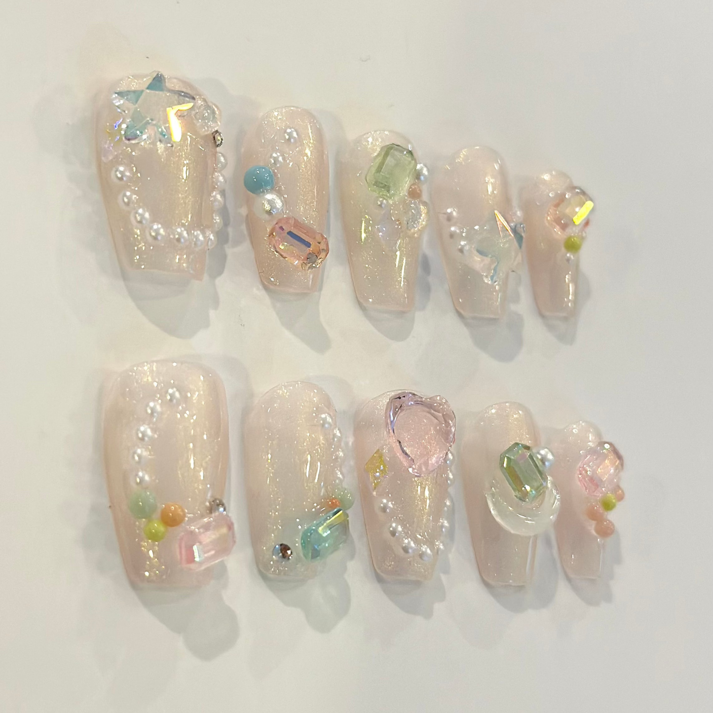 SHIMMERING PASTEL GEMS | uñas press on hechas a mano