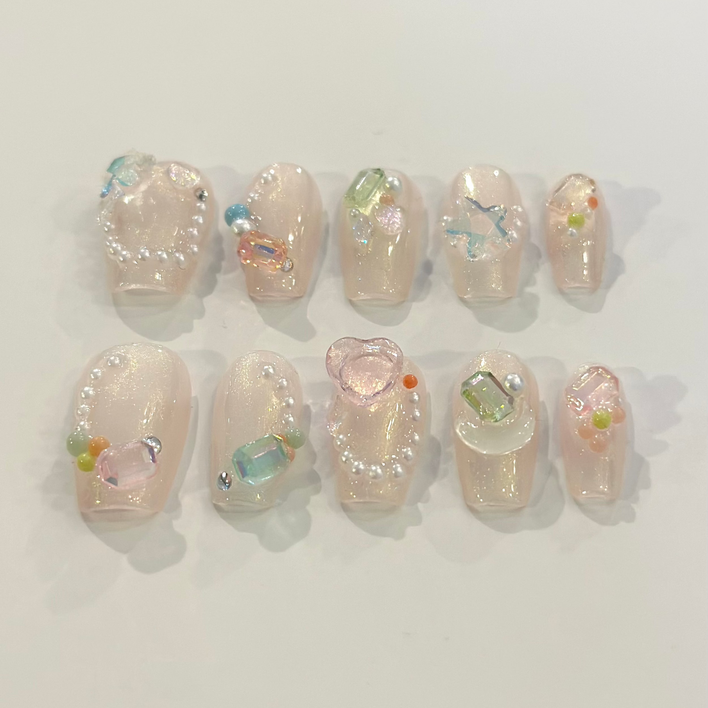 SHIMMERING PASTEL GEMS | uñas press on hechas a mano