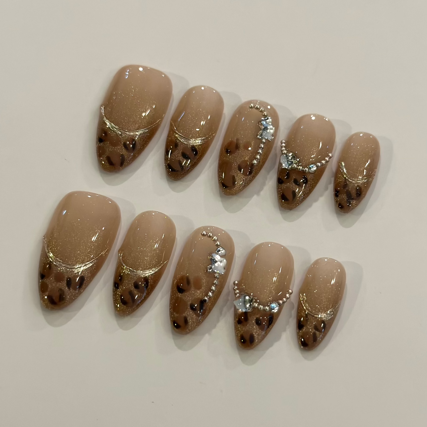 GLAM LEOPARD FRENCH | uñas press on hechas a mano