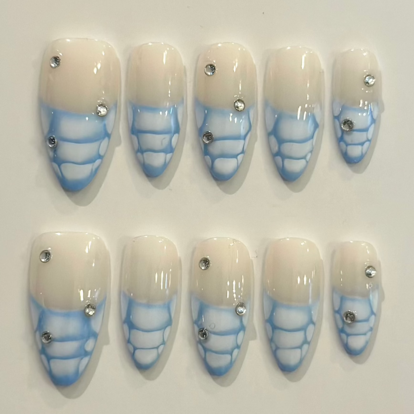 BABY BLUE CROC FRENCH | uñas press on hechas a mano