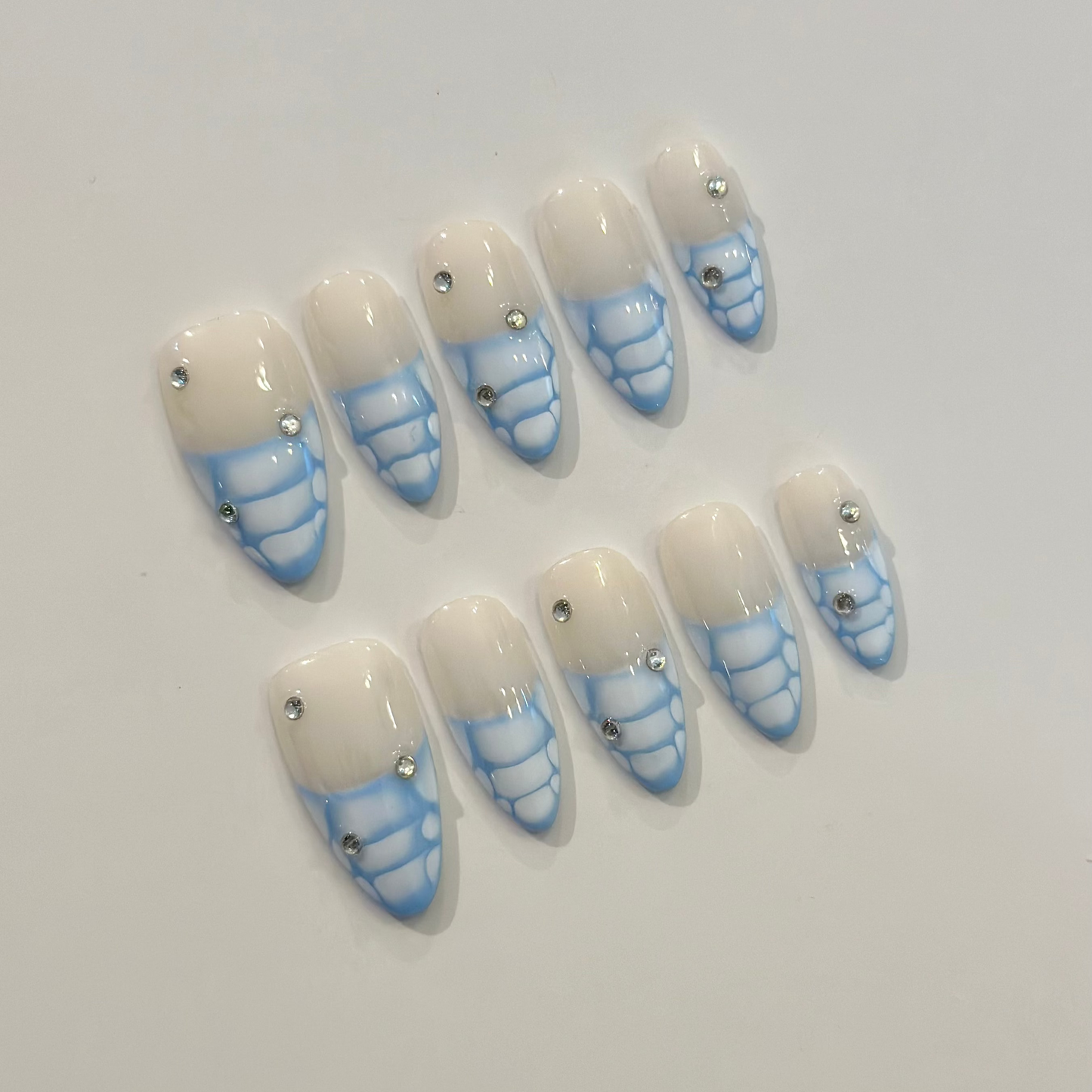 BABY BLUE CROC FRENCH | uñas press on hechas a mano